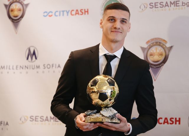  Кирил Десподов публично получи премията за Футболист №1 на България за 2021 година 