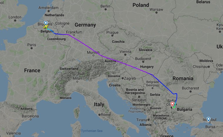 Самолет кацна аварийно в София