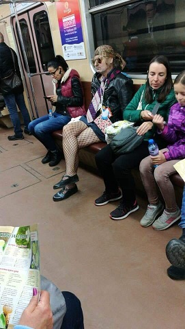 Мъж облечен като жена в софийското метро, обиколи социалните мрежи (СНИМКА)