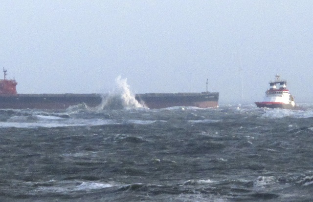 Танкер заседна в Балтийско море заради ураган (СНИМКИ)