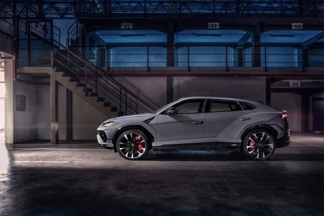 Lamborghini Urus минава на ток