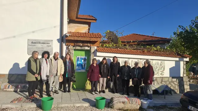 Стихотворение на Ваня Петкова изписаха на стената в читалището на с. Бяла Река