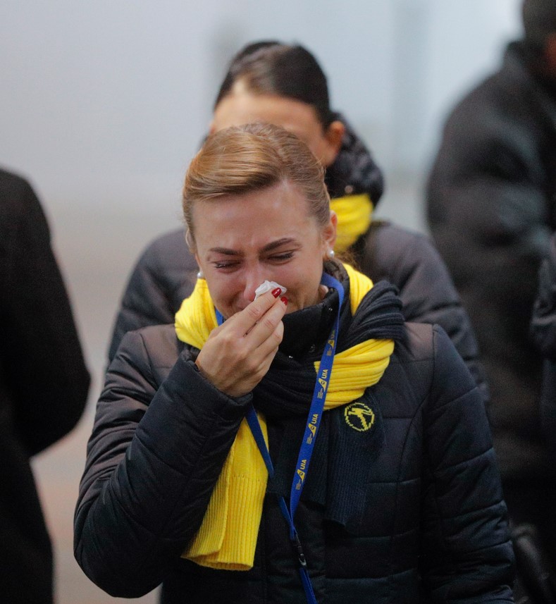 Върнаха телата на 11 загинали от сваления самолет (СНИМКИ)