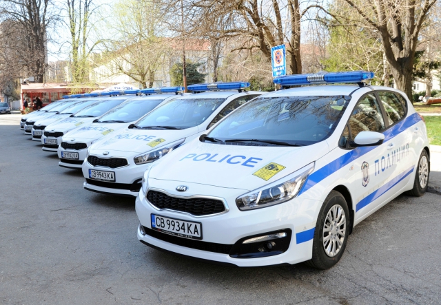 Родната полиция се фука с нови автомобили (Снимки)