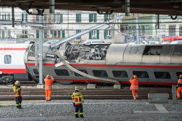 Влак дерайлира в Швейцария
