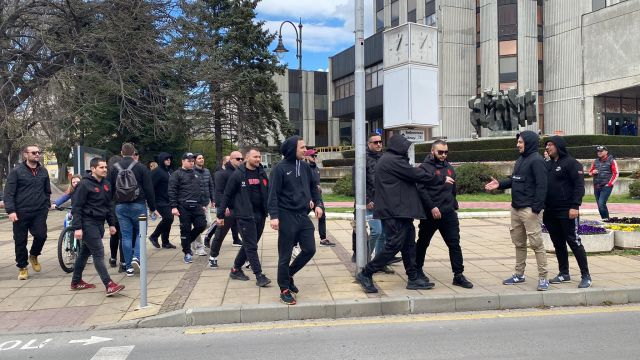  Варна не помни такова нещо: Фенове на Черно море, Спартак и ЦСКА дружно в името на футбола (ВИДЕО+СНИМКИ) 