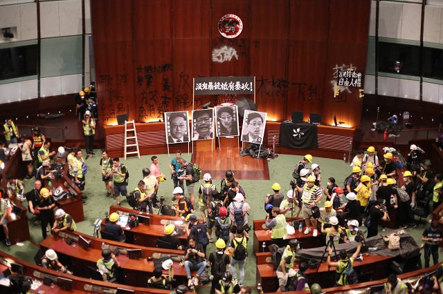 Взривоопасно! Протестиращите в Хонконг превзеха парламента НА ЖИВО
