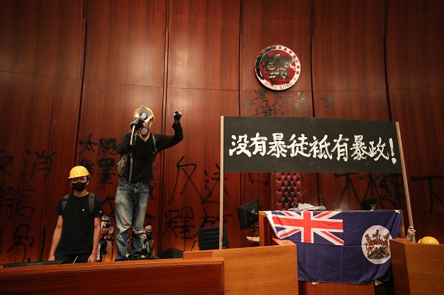 Взривоопасно! Протестиращите в Хонконг превзеха парламента НА ЖИВО