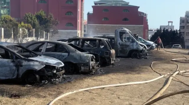  Пожар на паркинг до хотел в Свети Влас, хората се изтеглят (СНИМКИ) 