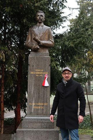 Паметници на изявени личности в Свищов осъмнаха с мартеници (СНИМКИ)