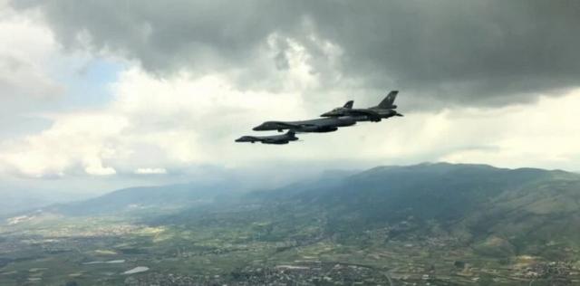 Гръцки F-16 съпроводиха американски бомбардировачи над Скопие