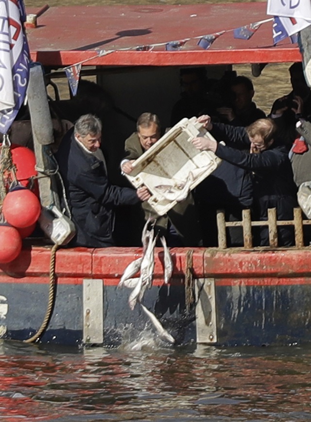 Евроскептици хвърляха риба в Темза (СНИМКИ)