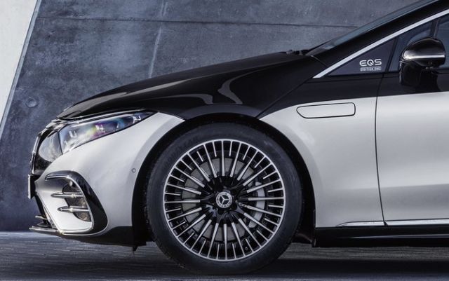  Течността за чистачки при Mercedes EQS се налива в калника 