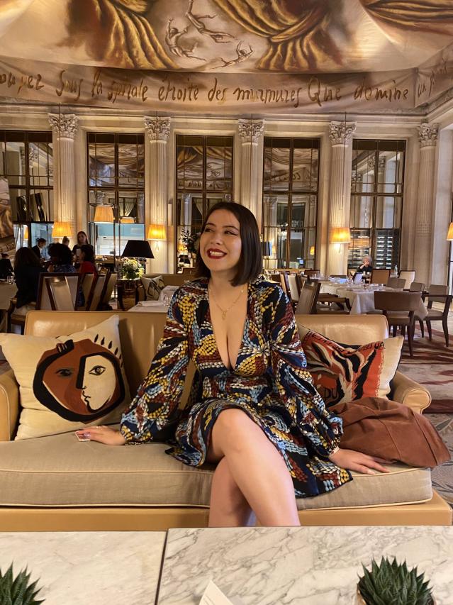 Посетителка с голямо деколте провокира скандал в парижки музей (СНИМКА) | ФАКТИ.БГ Посетителка с голямо деколте провокира скандал в парижки музей (СНИМКА)