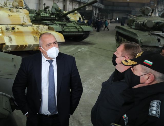 Ето как ремонтират танковете Т-72 (СНИМКИ)