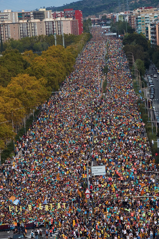 Стотици хиляди протестират в Каталуния (СНИМКИ)
