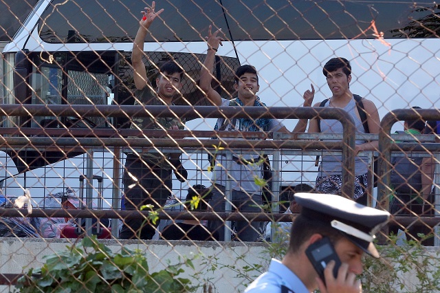 Напрежение! Мигранти заливат Гърция