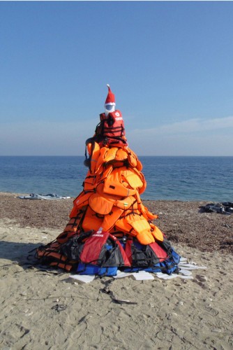 Коледно дърво от спасителни жилетки