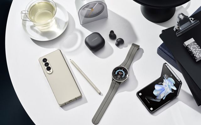 Samsung Galaxy Z Flip4 - един смартфон с голям екран, събиращ се в предния джоб на дънките ви