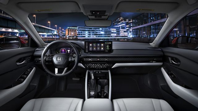 Honda Accord дебютира с нова визия, много технологии и повече лукс