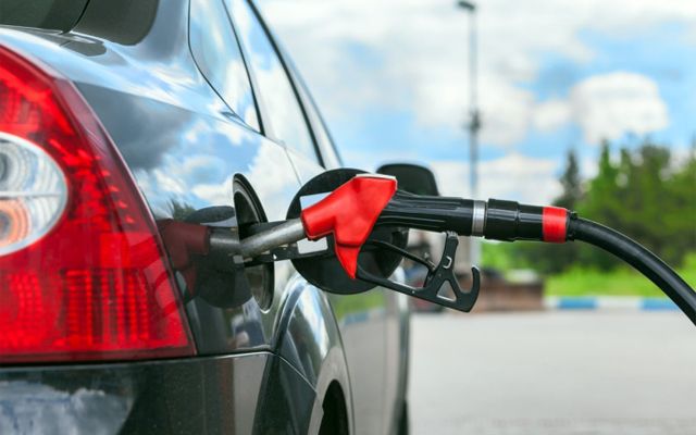 Чудили ли сте се защо съвременните автомобили се зареждат на бензиностанцията от различни страни?