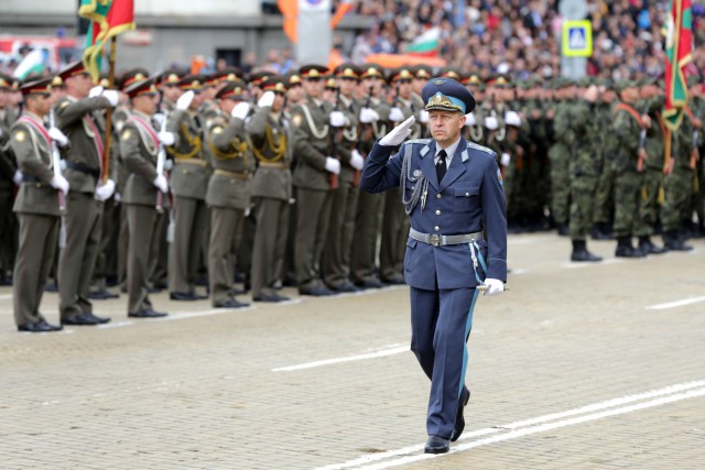 Военният парад за Деня на храбростта (СНИМКИ)