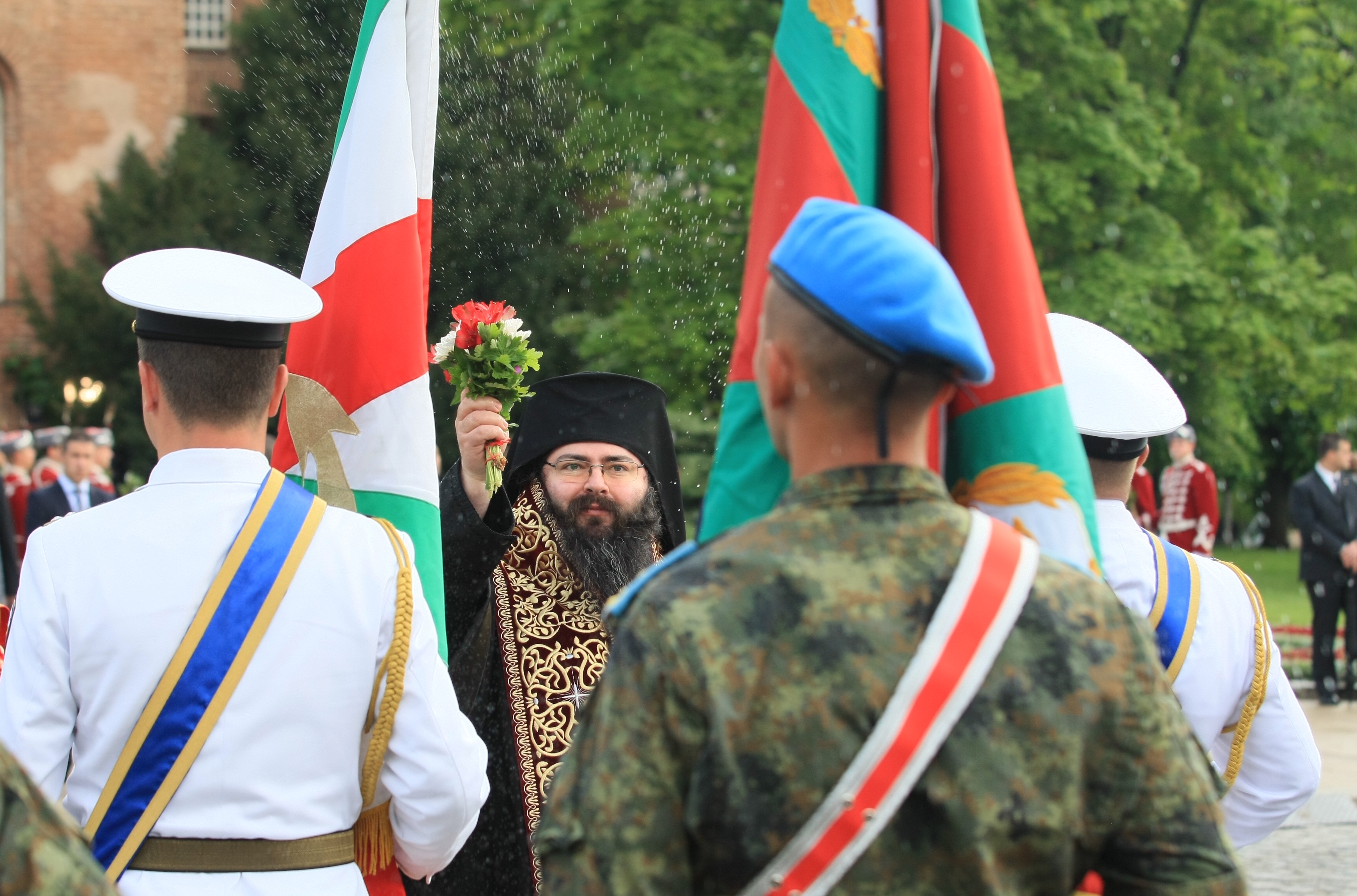 Осветиха българските бойни знамена (СНИМКИ)