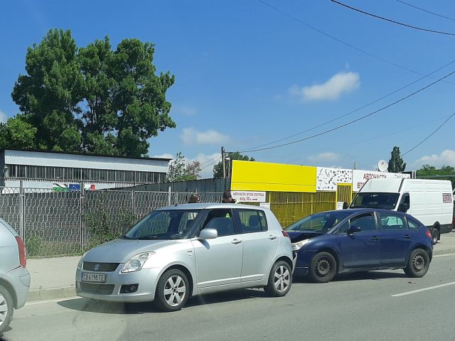 Три коли се нанизаха в София (СНИМКИ)