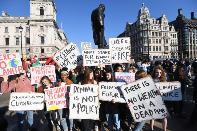 Хиляди британски ученици излязоха на протест