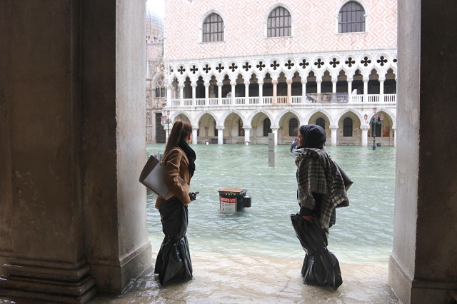 Наводнена Венеция се готви за нов ужас (СНИМКИ)