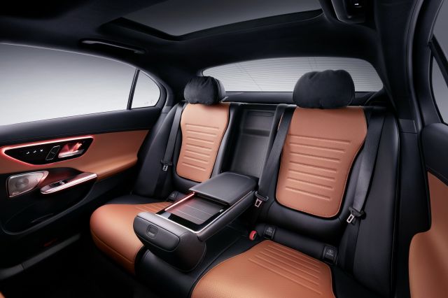 По-дълга C-Klasse дебютира в Китай | ФАКТИ.БГ По-дълга C-Klasse дебютира в Китай