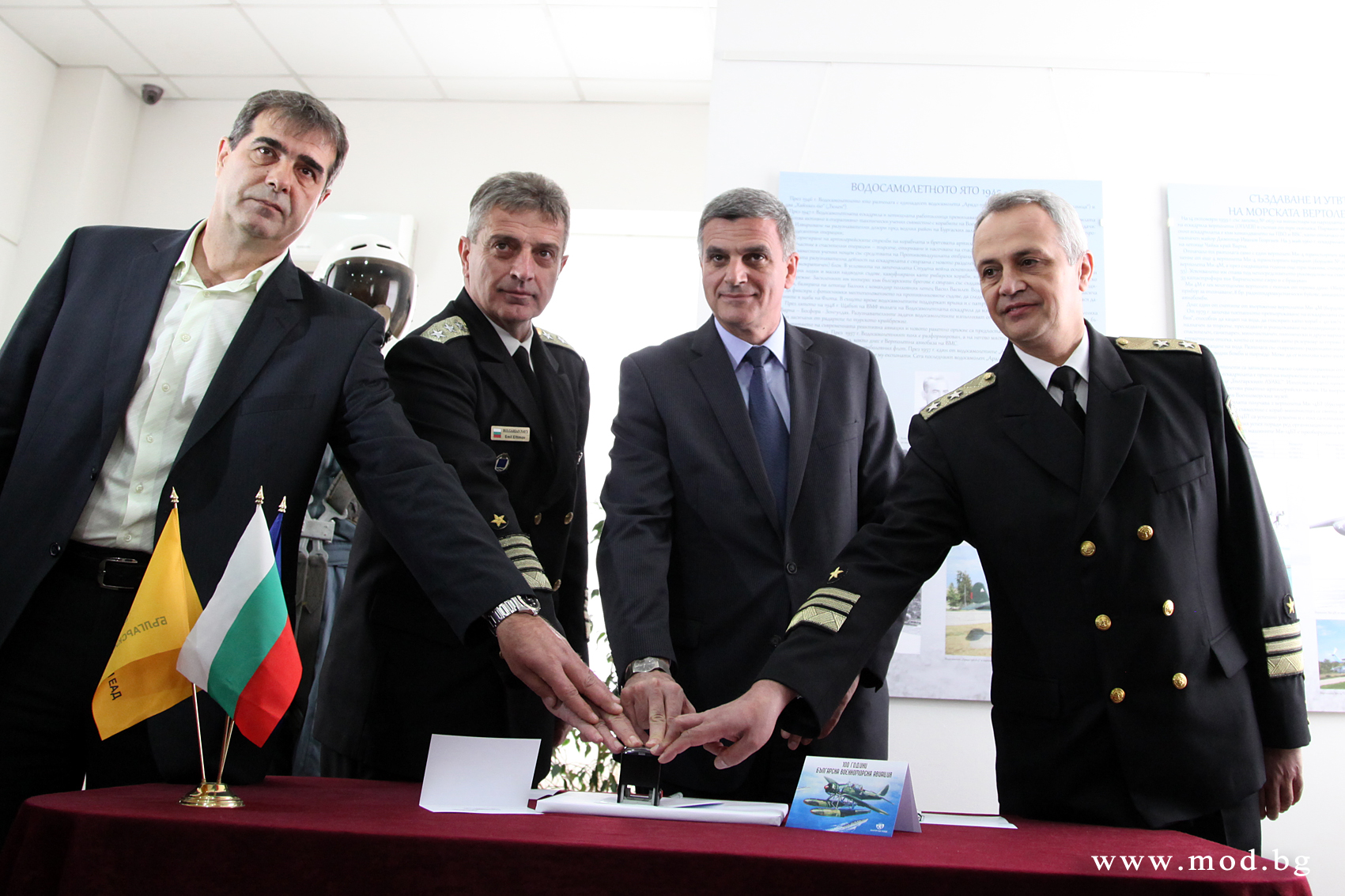 Страхотно шоу за 100 г. Военноморска авиация (СНИМКИ)