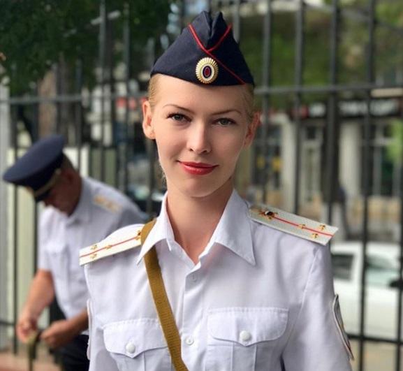 Секси полицайки в Русия, които могат да обезвредят бандит с поглед (СНИМКИ)