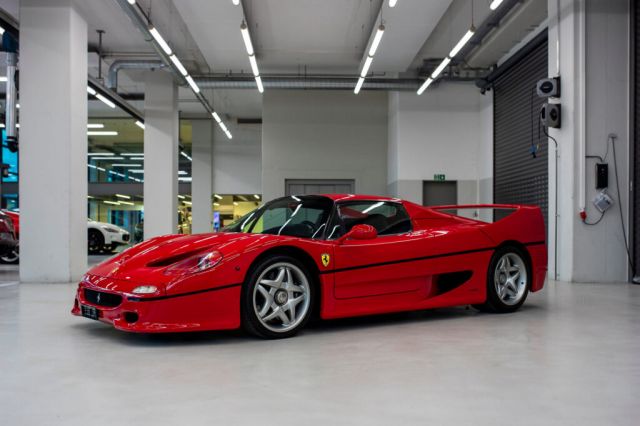 Шампионът от Формула 1 Фетел разпродава суперавтомобилите си | ФАКТИ.БГ Шампионът от Формула 1 Фетел разпродава суперавтомобилите си