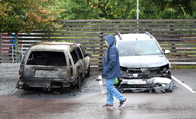 Огнен терор за автомобилите в Швеция (СНИМКИ)