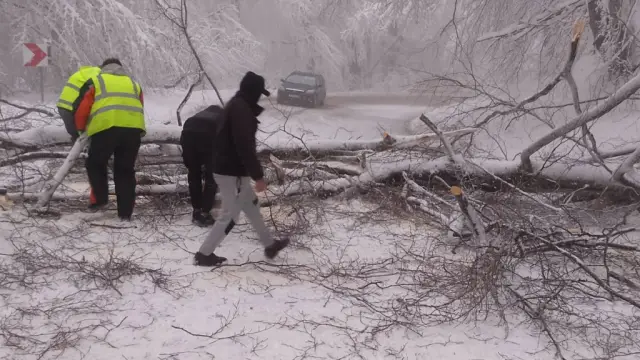 АПИ не може да каже, докога ще е затворен Петрохан СНИМКИ