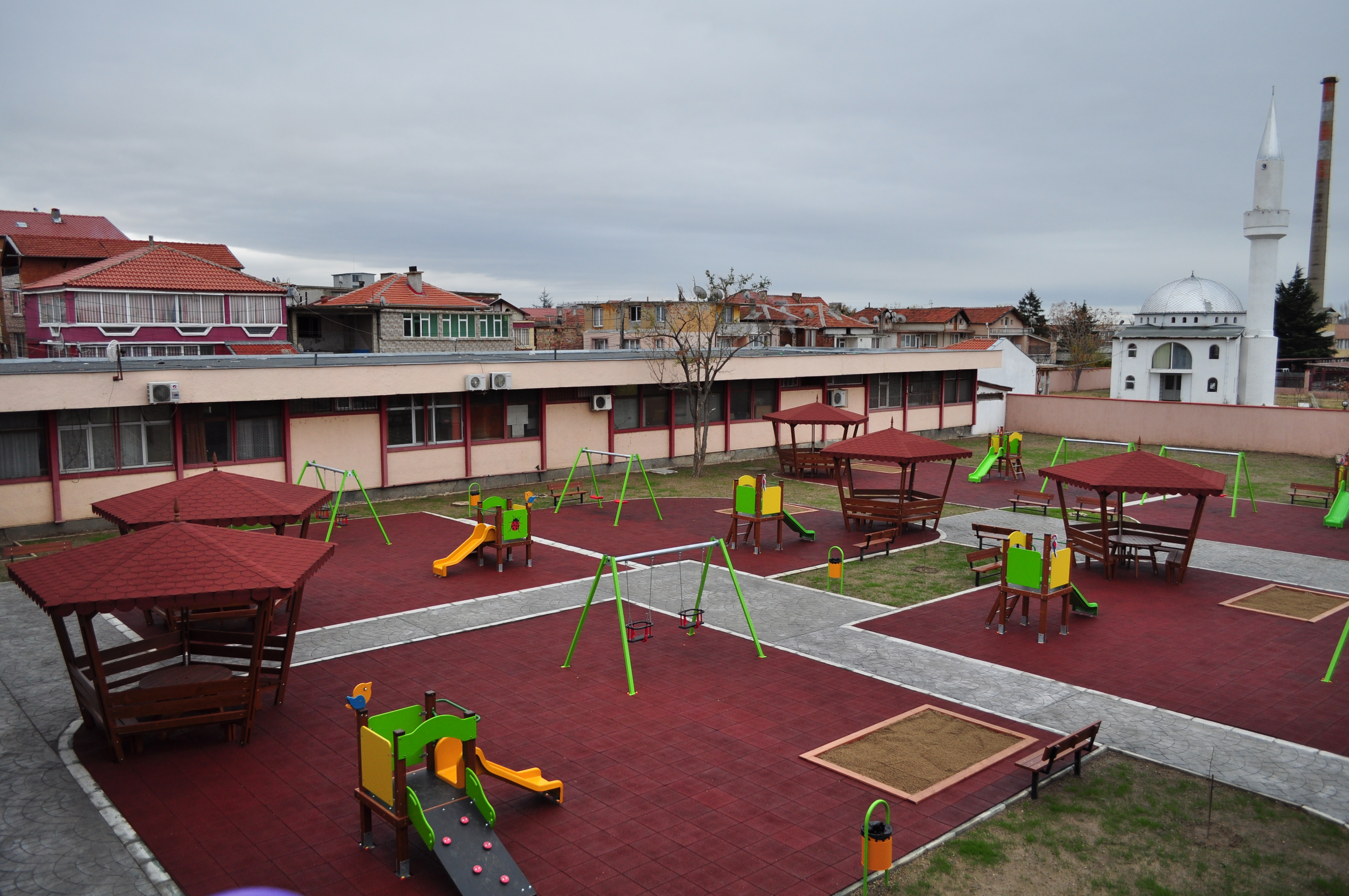 Ромското гето "Надежда" в Сливен се сдоби с детска градина (СНИМКИ)