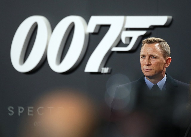 Джуди Денч: Той е перфектният агент 007