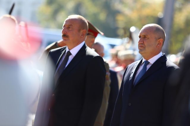 Грандиозно посрещане на президента на Азербайджан СНИМКИ