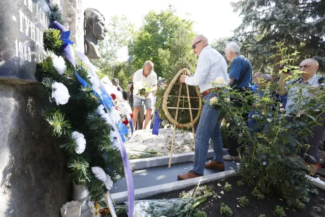 Левски сервира венци на гроба на Гунди и Котков