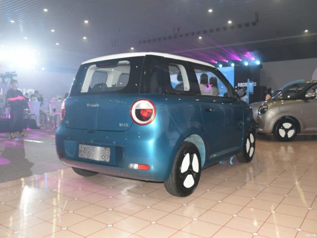 Китайци представиха микроавтомобил с пробег от 210 километра