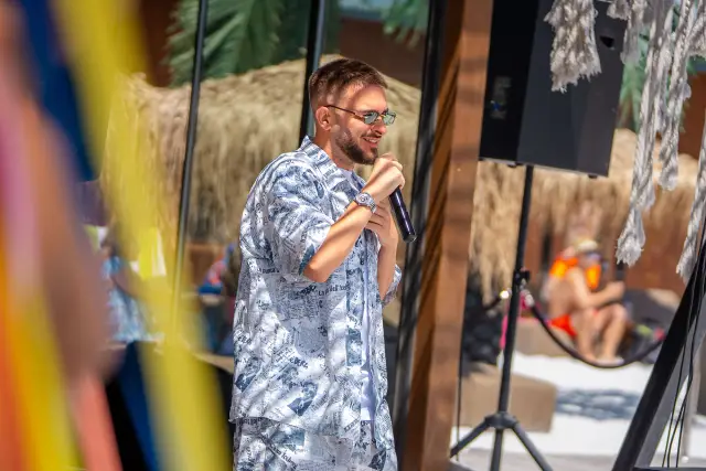 Споделени мигове и отборен дух: Amusnet означи лятното празненство в хавайски жанр с над 500 участници