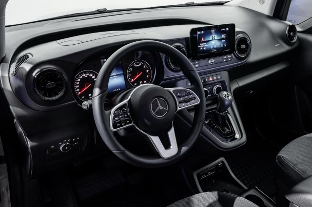 Mercedes представи обновената "баничарка" Citan