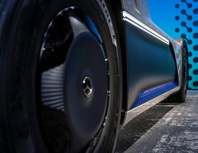 Mercedes-Benz показа водороден влекач с обсег 1000 км