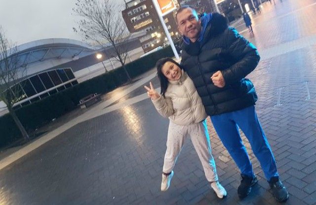  Кобрата е в положително здраве - разноски се из Лондон и се снима с почитатели (СНИМКИ) 