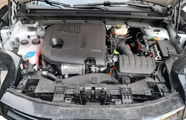 Тествахме технологиите под капака на първия плъг-ин хибрид с пробег до 200 км само на ток