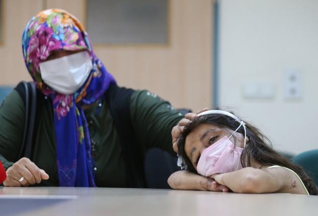  Турски доктори се грижат за 5-годишно момиче, попаднало под бомбите на Асад 