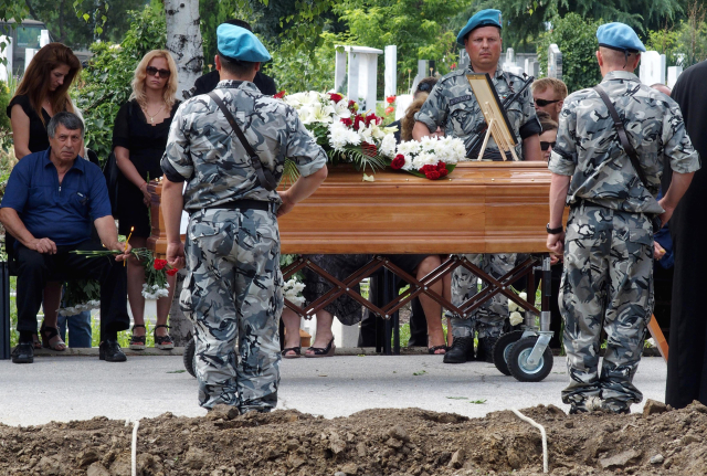 Погребаха загиналите пилоти с военни почести (СНИМКИ)