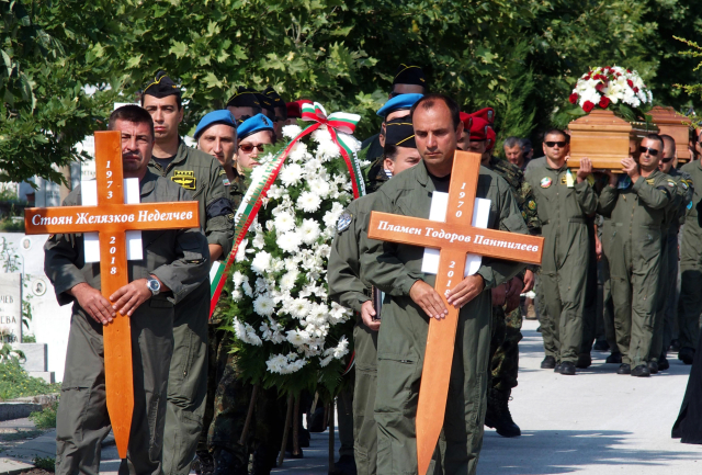 Погребаха загиналите пилоти с военни почести (СНИМКИ)