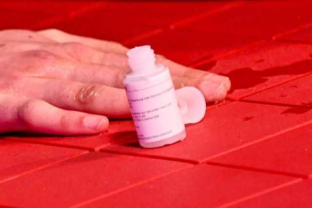 Екоактивисти се залепиха за червения килим на "Берлинале"